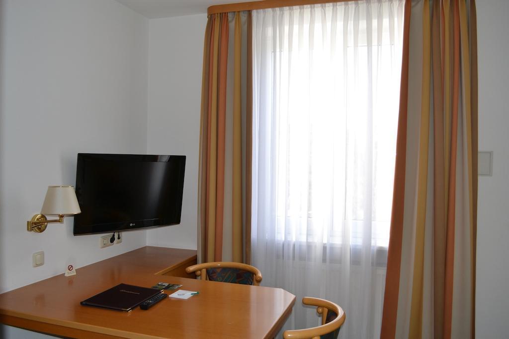 Hotel Am Ostpark Neubiberg Esterno foto
