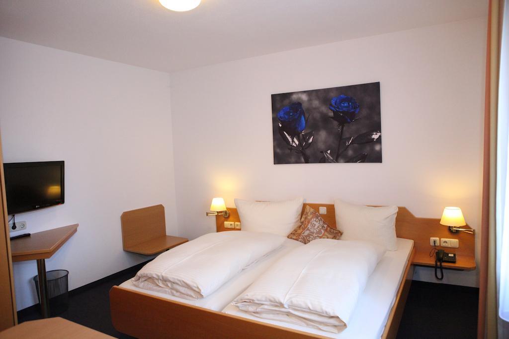 Hotel Am Ostpark Neubiberg Esterno foto