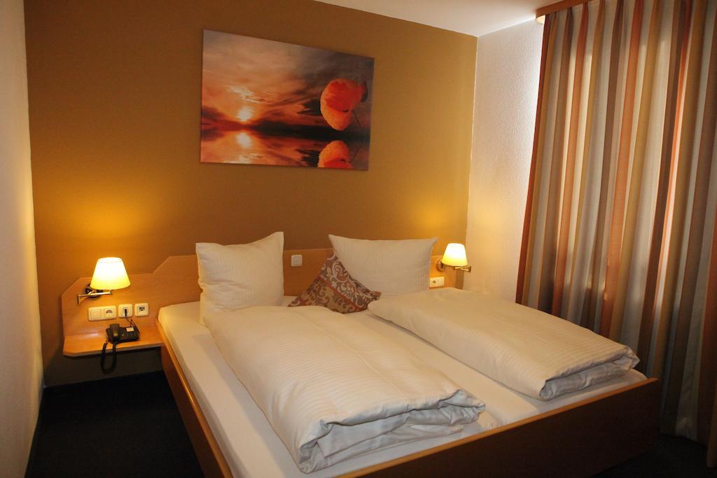 Hotel Am Ostpark Neubiberg Esterno foto