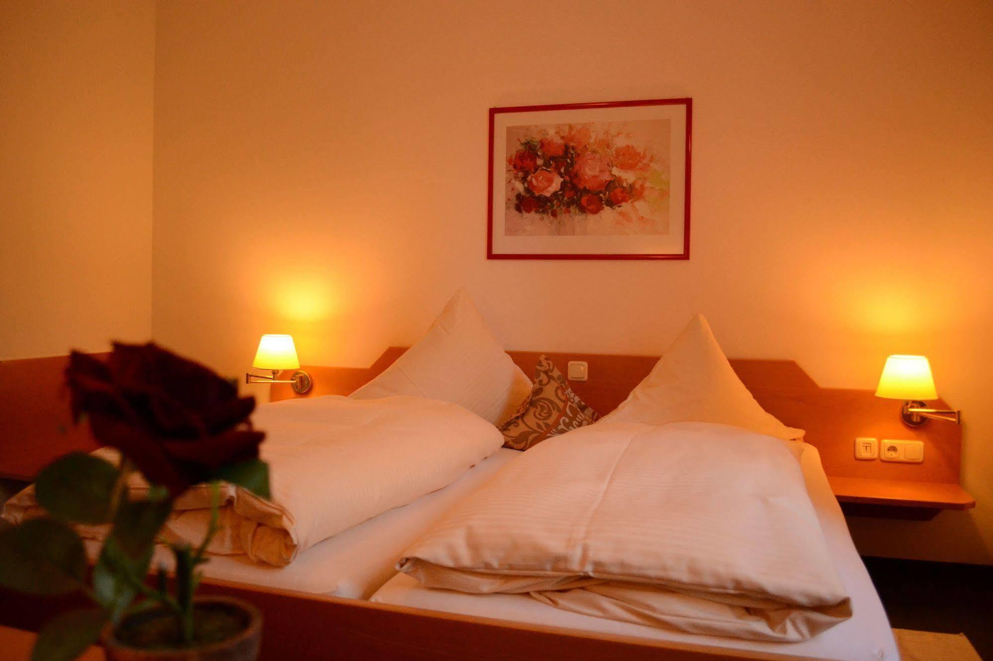 Hotel Am Ostpark Neubiberg Esterno foto