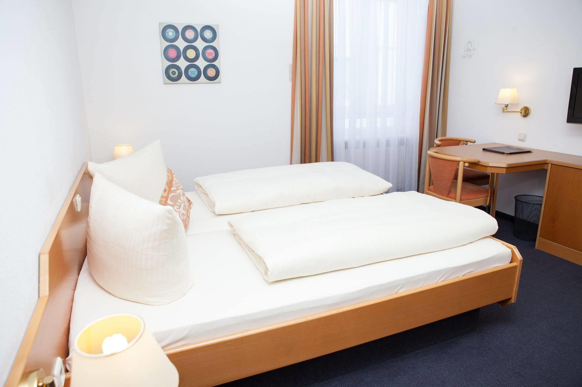 Hotel Am Ostpark Neubiberg Esterno foto